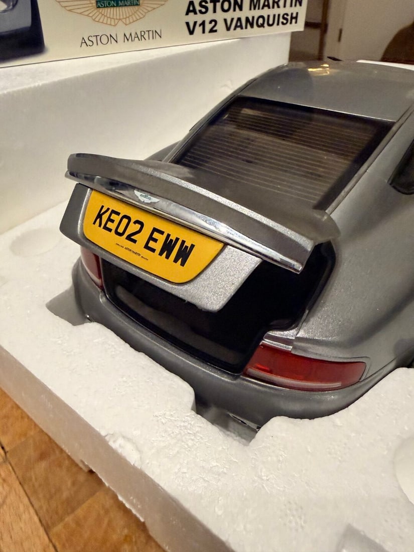 Kyosho-James Bond 007- 1:12 Scale Aston Martin Vanquish - 4