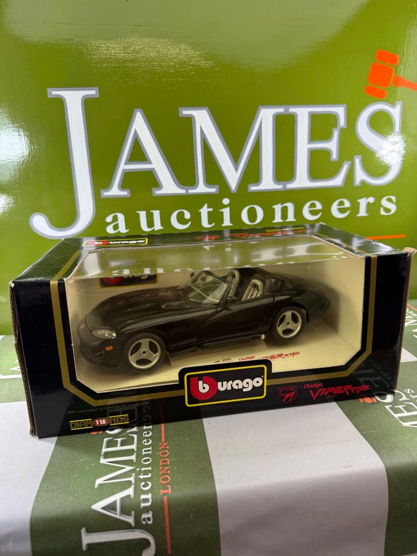 Burago 1: 18 Scale 90`s Super Car Collection Dodge Viper RT/10 1992 - 2