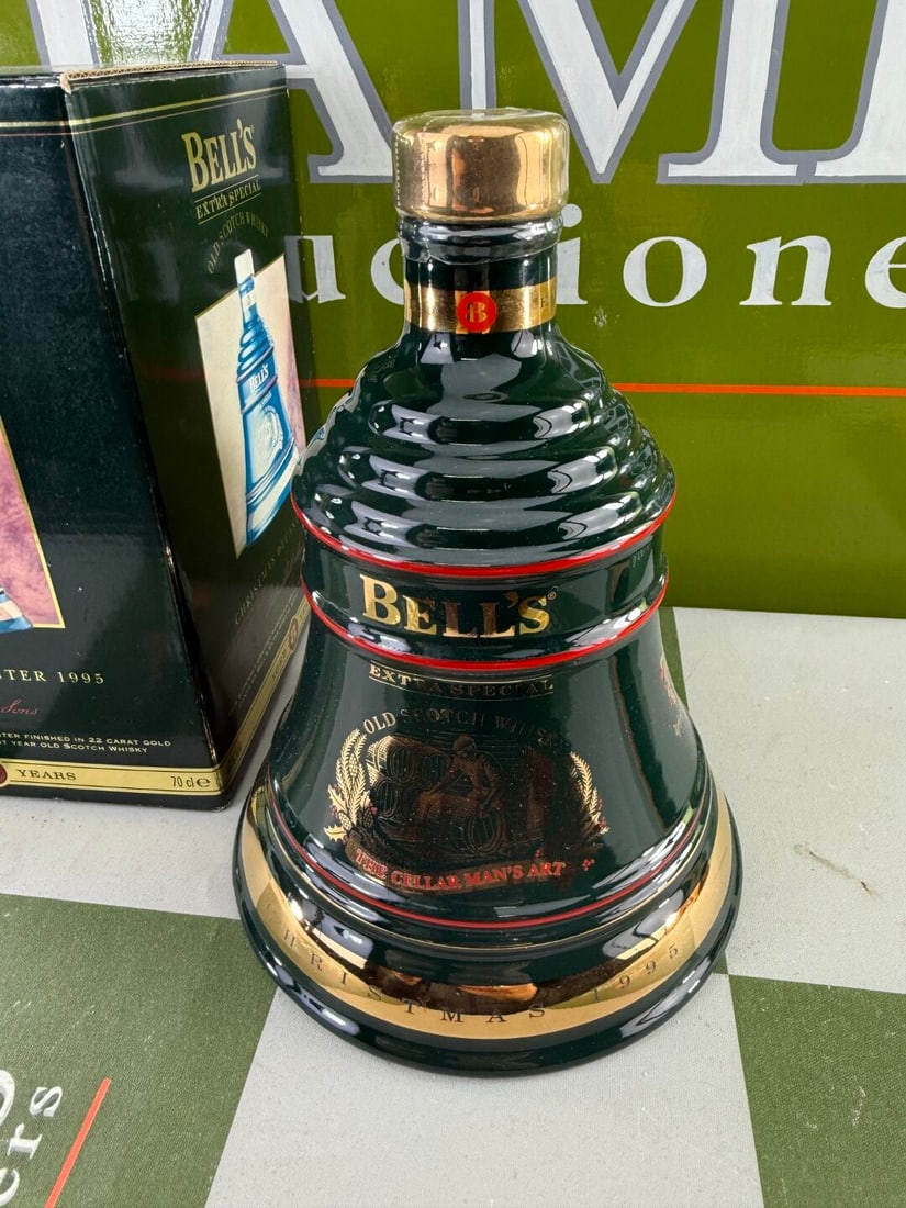 Bells Extra Special 8 Year Christmas Decanter 22 Carat Gold 1995 - 2