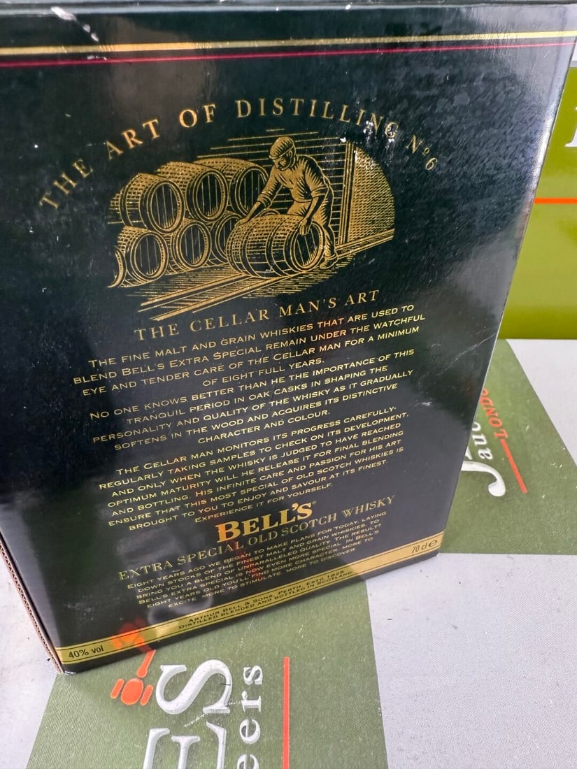 Bells Extra Special 8 Year Christmas Decanter 22 Carat Gold 1995 - 4