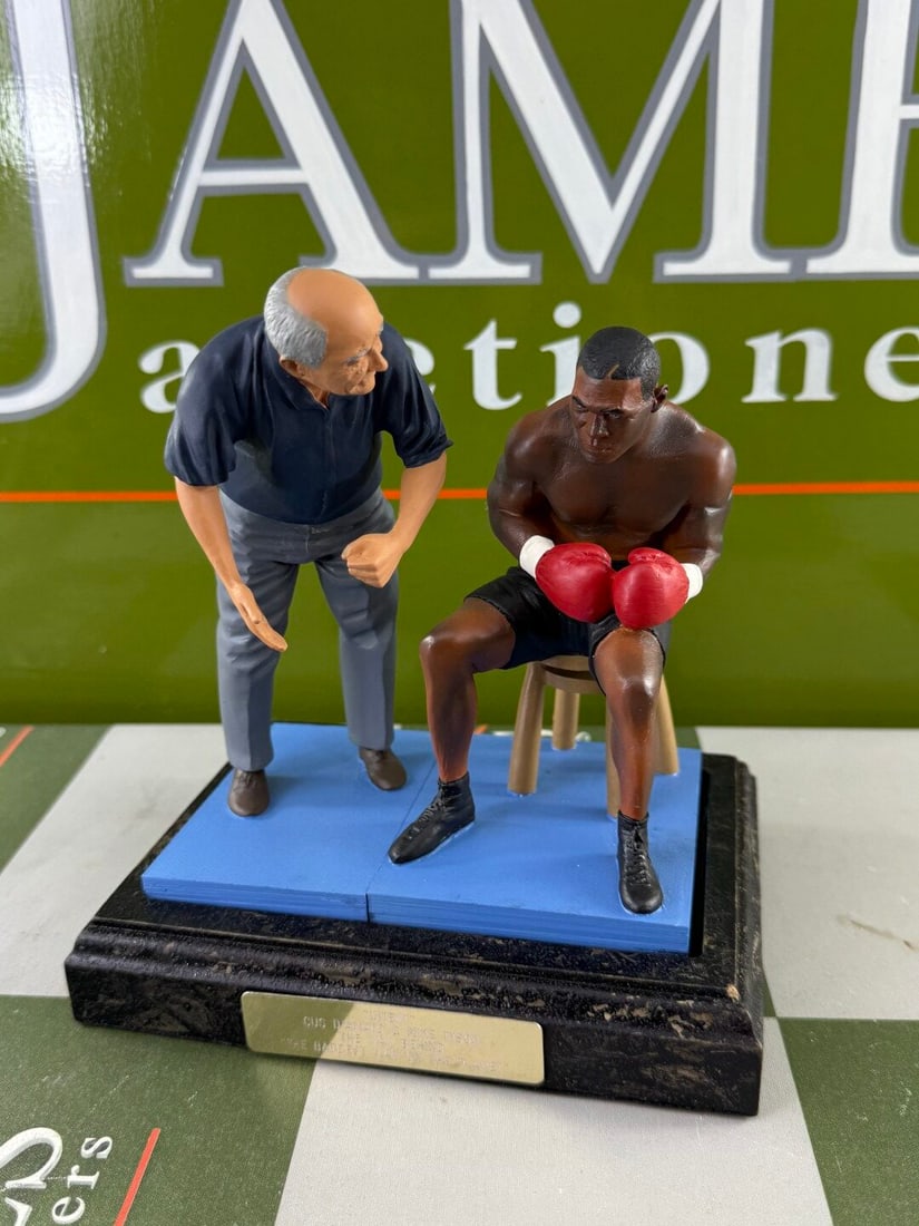 Mike Tyson & Cus D`Amato Heavyweight Boxing Champion The Art Of Sport By Endurance Figurine. Sculpte: Mike Tyson & Cus D`Amato Heavyweight Boxing Champion The Art Of Sport By Endurance Figurine. Sculpted by Daniel Lovatt-Very rare example