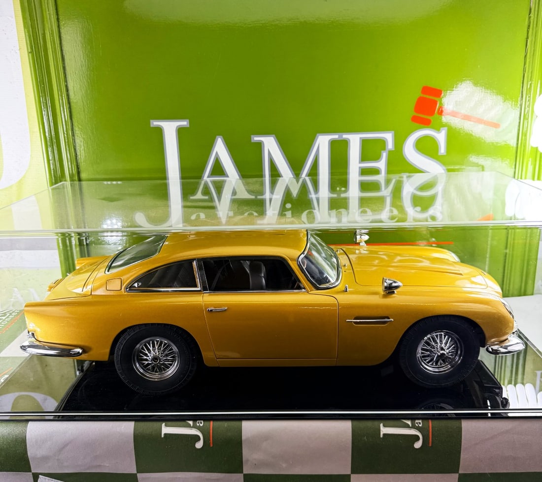 Eaglemoss James Bond 007 Aston Martin DB5 1:8 Scale Gold Agora-One of A Kind +Case: This one of Kind example has been professionally sourced and resprayed using professional oven bake methods as per actual car painting, quite simply a stunning example. The hand-built Eaglemoss 1:8