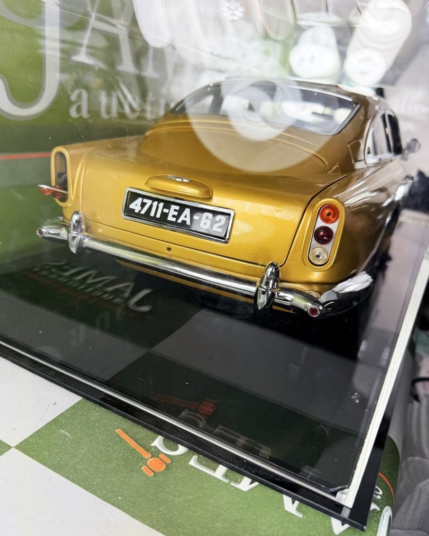 Eaglemoss James Bond 007 Aston Martin DB5 1:8 Scale Gold Agora-One of A Kind +Case - 3