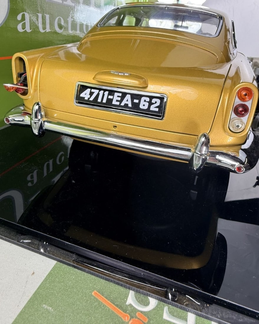 Eaglemoss James Bond 007 Aston Martin DB5 1:8 Scale Gold Agora-One of A Kind +Case - 9