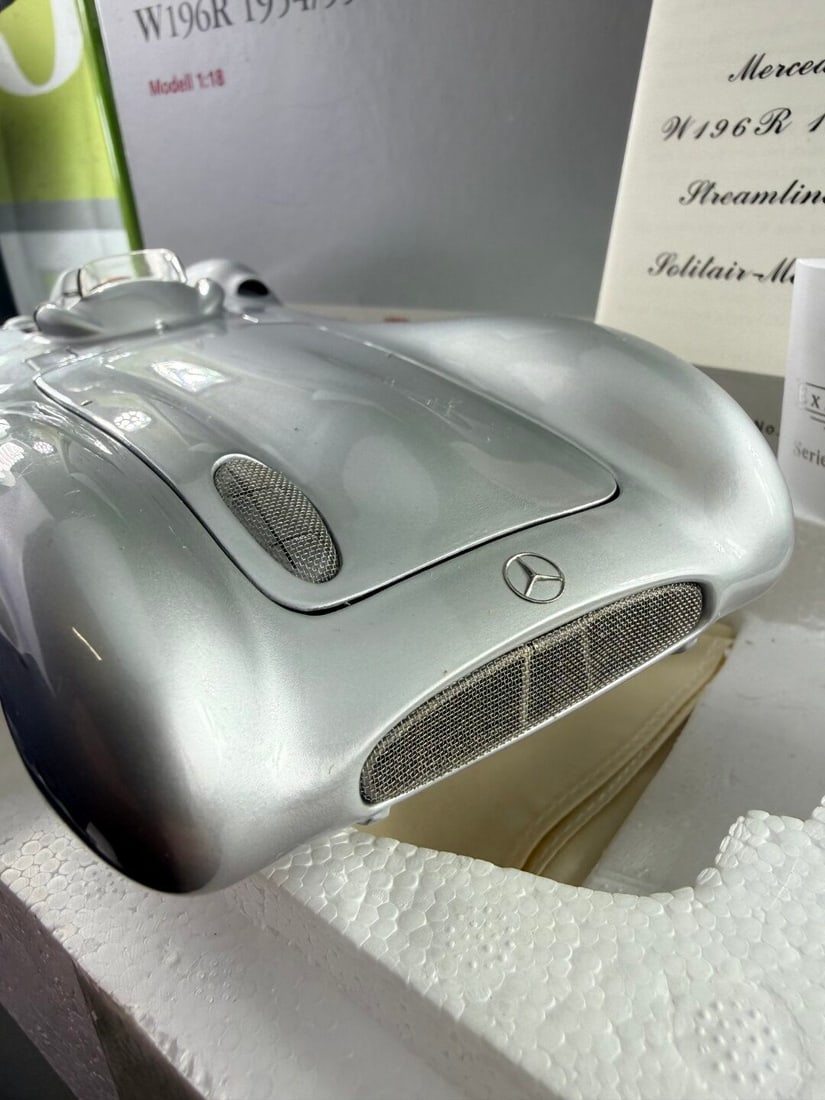 CMC 1:18 Scale M-044 Mercedes-Benz W196R 1954/55 Streamliner Edition - 2