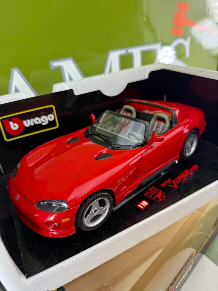 Burago 1: 18 Scale 90`s Super Car Collection Dodge Viper RT/10 1992: Burago 1: 18 Scale 90`s Super Car Collection Dodge Viper RT/10 1992, as pictured with original packaging/boxes.