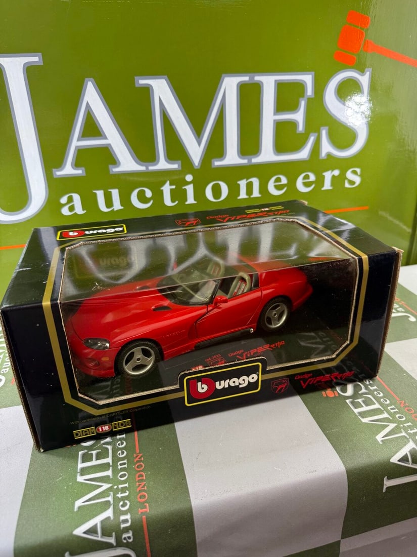 Burago 1: 18 Scale 90`s Super Car Collection Dodge Viper RT/10 1992 - 2
