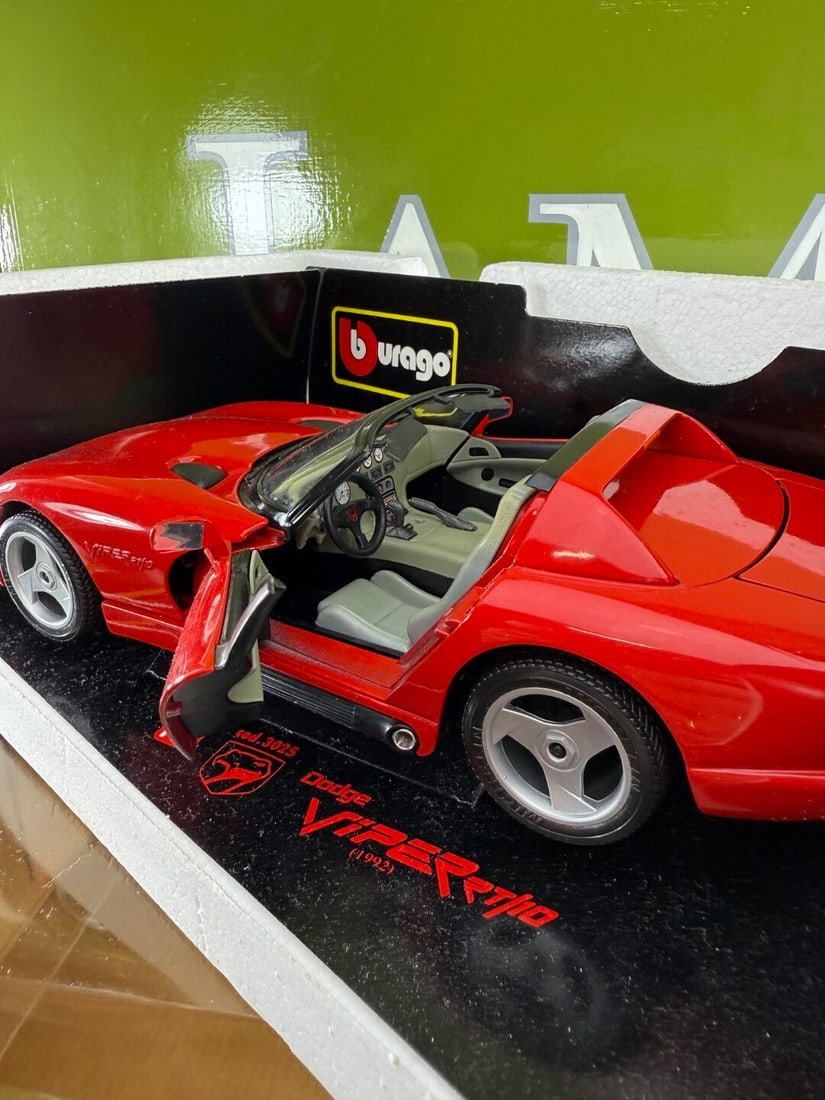 Burago 1: 18 Scale 90`s Super Car Collection Dodge Viper RT/10 1992 - 3