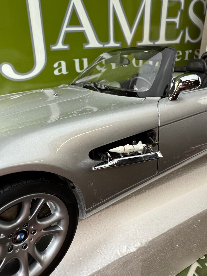 BMW-Z8 James Bond OO7 `The World Is Not Enough` Silver 1:12 scale Kyosho 08601S - 17