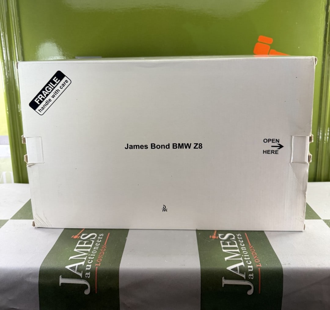 BMW-Z8 James Bond OO7 `The World Is Not Enough` Silver 1:12 scale Kyosho 08601S - 2