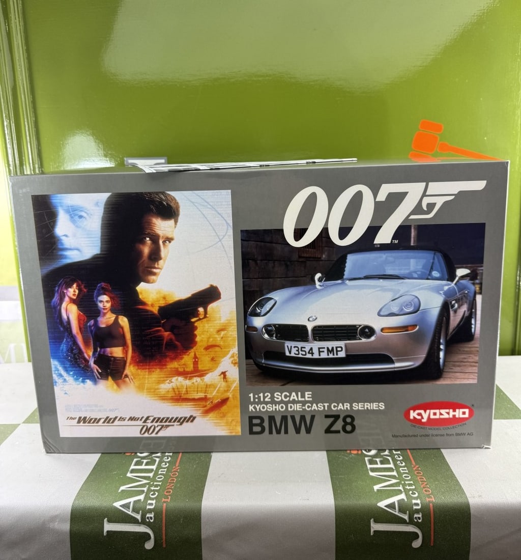BMW-Z8 James Bond OO7 `The World Is Not Enough` Silver 1:12 scale Kyosho 08601S - 3