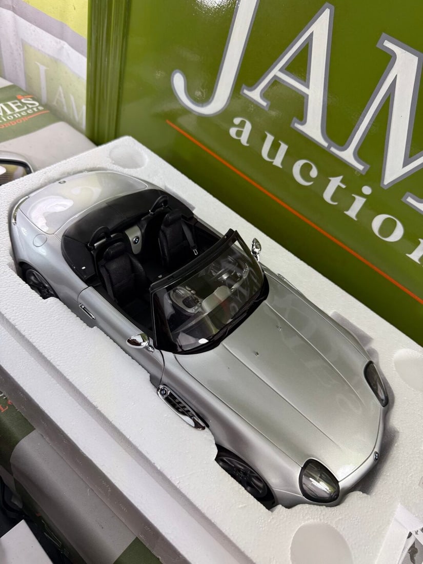 BMW-Z8 James Bond OO7 `The World Is Not Enough` Silver 1:12 scale Kyosho 08601S - 6