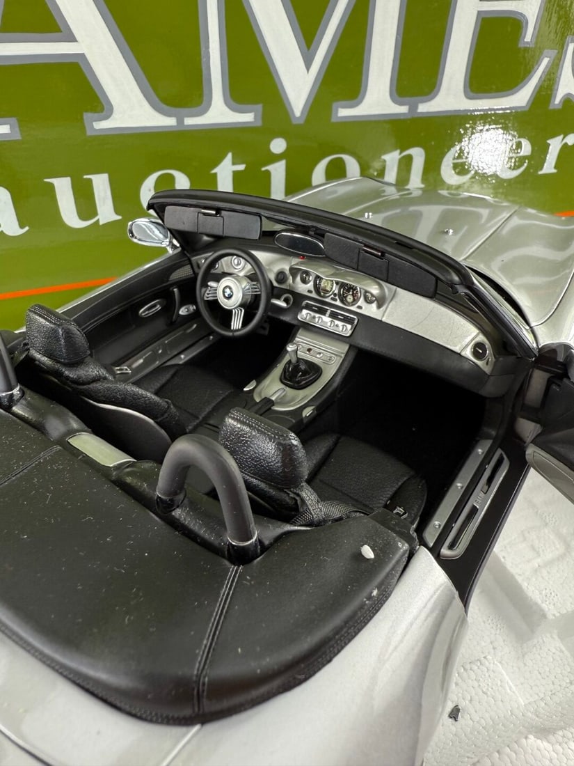 BMW-Z8 James Bond OO7 `The World Is Not Enough` Silver 1:12 scale Kyosho 08601S - 7