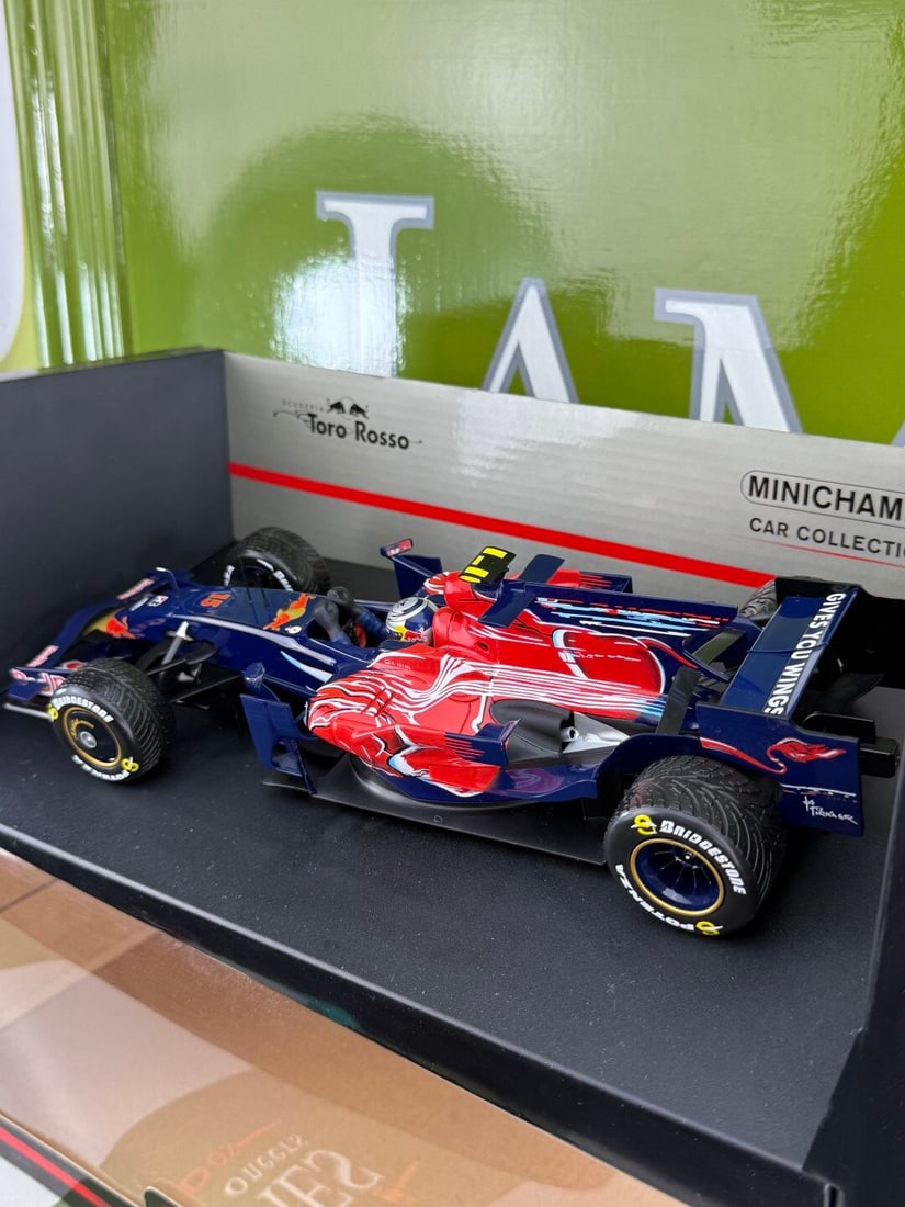 Minichamps 1:18 Toro Rosso STR3 S Vettel winner Italian GP 2008 - 7