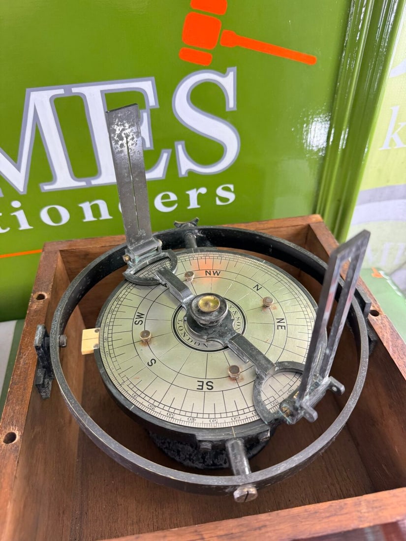 Large Wooden Cased Compass: Large Wooden Cased Compass