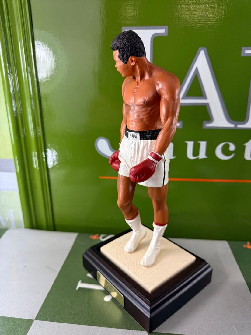 Endurance Art Of Sport Muhammad Ali Figure. - 2