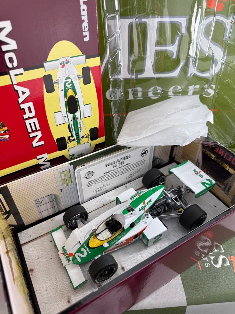 Carousel 1 AAR McLaren M16 1975 Indi 500 J. Rutherford.1:18: Carousel 1 McLaren M16 1975 Indianapolis 500#2 J. Rutherford. Gatorade 1:18- A rare undisplayed example complete as pictured with original packaging-Mint Example.