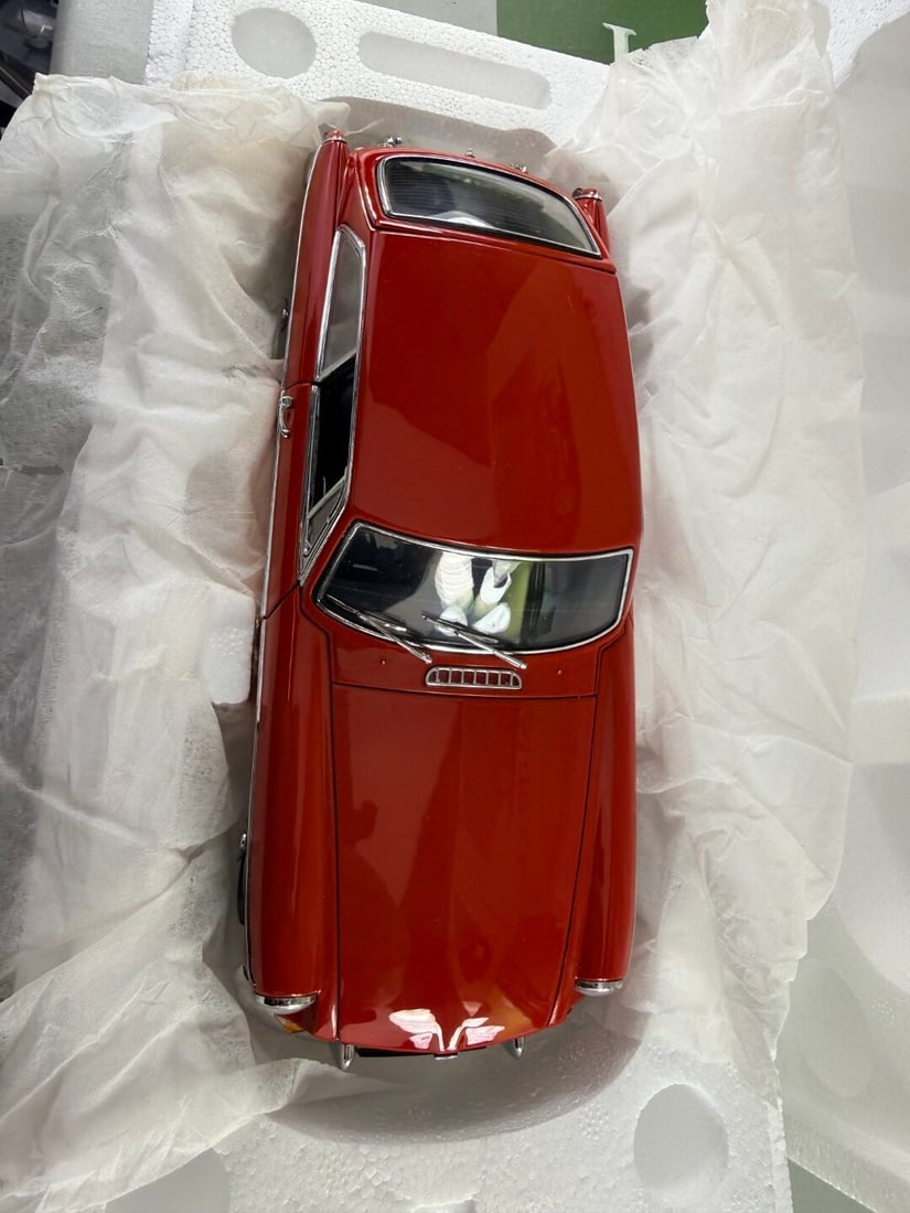 Autoart-1:18 scale MGB GT Coupe Mk II-Mint Example. - 10