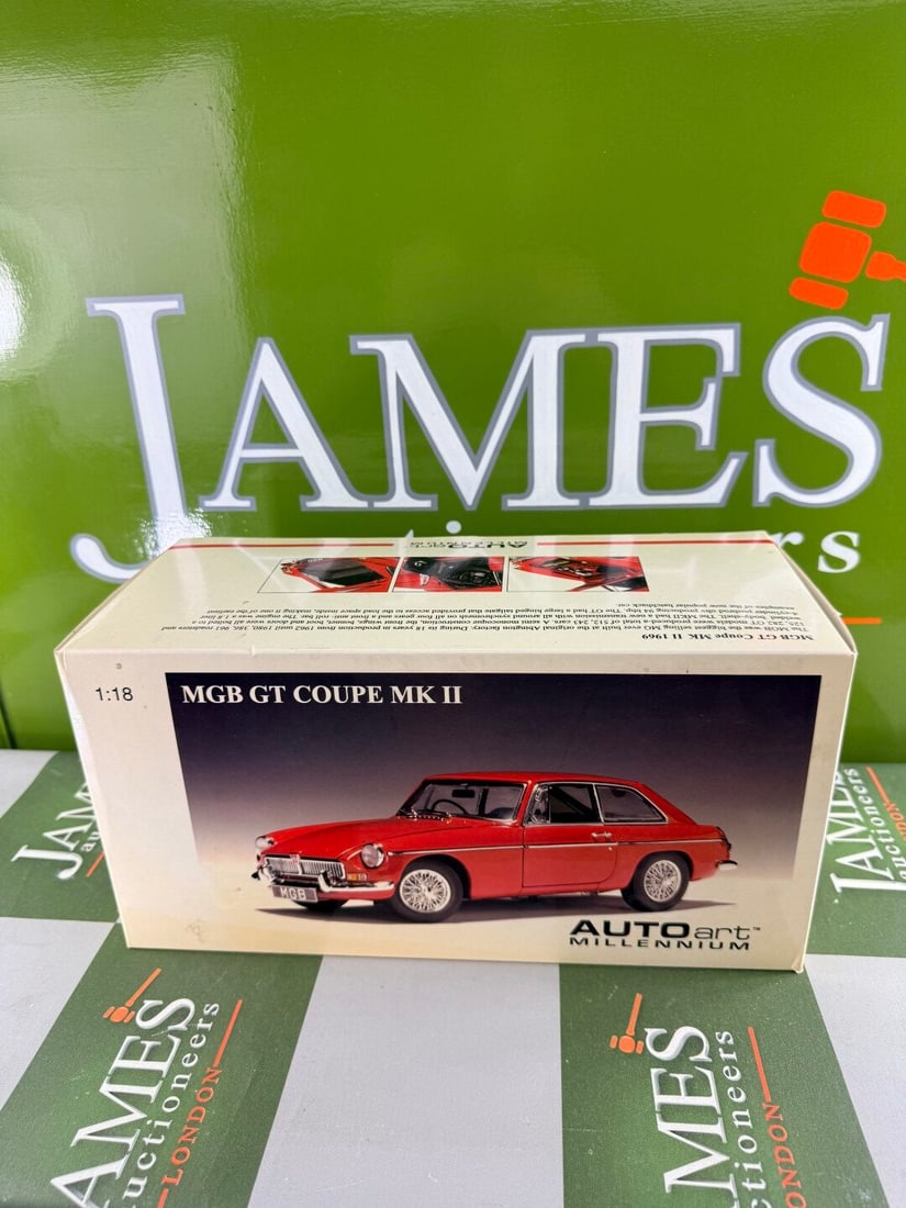 Autoart-1:18 scale MGB GT Coupe Mk II-Mint Example. - 3