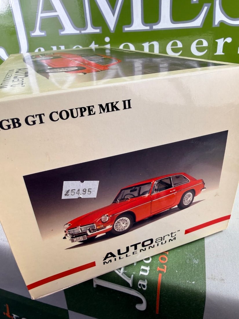 Autoart-1:18 scale MGB GT Coupe Mk II-Mint Example. - 5