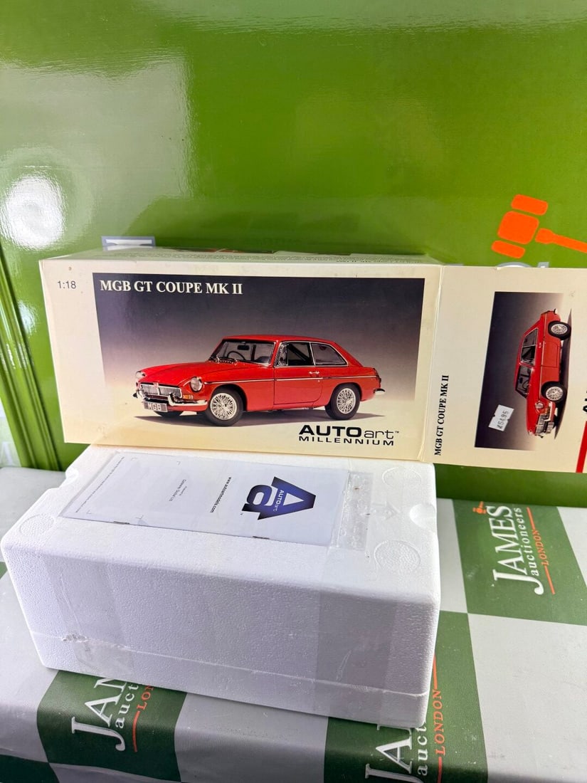 Autoart-1:18 scale MGB GT Coupe Mk II-Mint Example. - 6