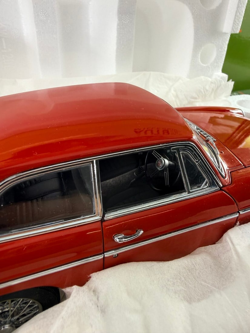 Autoart-1:18 scale MGB GT Coupe Mk II-Mint Example. - 7