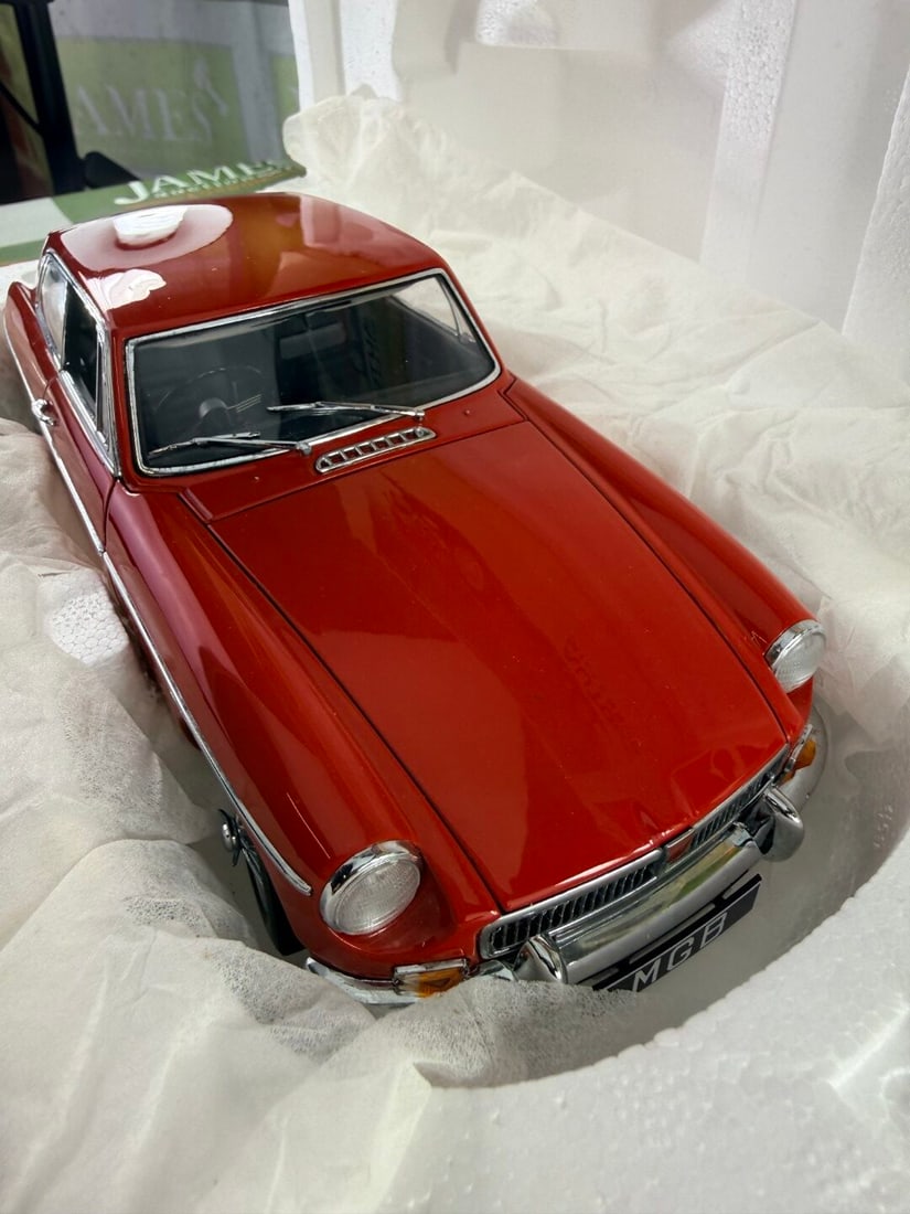 Autoart-1:18 scale MGB GT Coupe Mk II-Mint Example. - 8