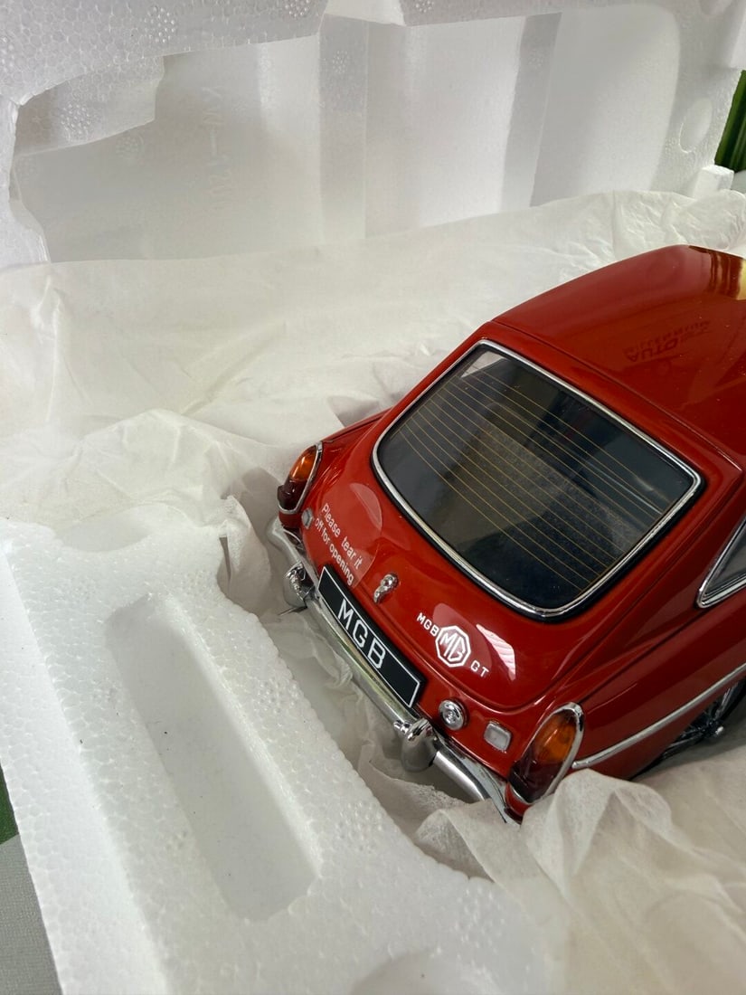 Autoart-1:18 scale MGB GT Coupe Mk II-Mint Example. - 9