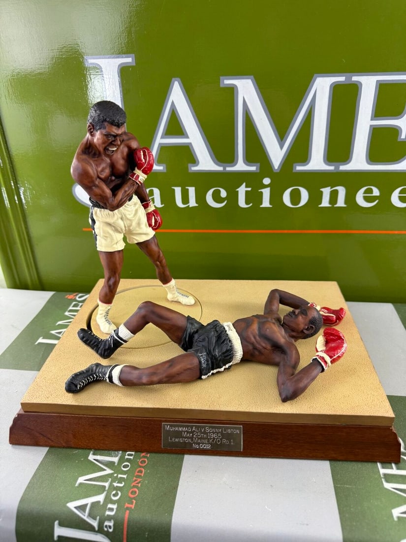 Muhammad Ali Vs Sonny Liston Heavyweight Boxing Champion The Art Of Sport By Endurance-Super Rare Ex: Muhammad Ali Vs Sonny Liston Heavyweight Boxing Champion The Art Of Sport By Endurance Figurine. Sculpted by Daniel Lovatt