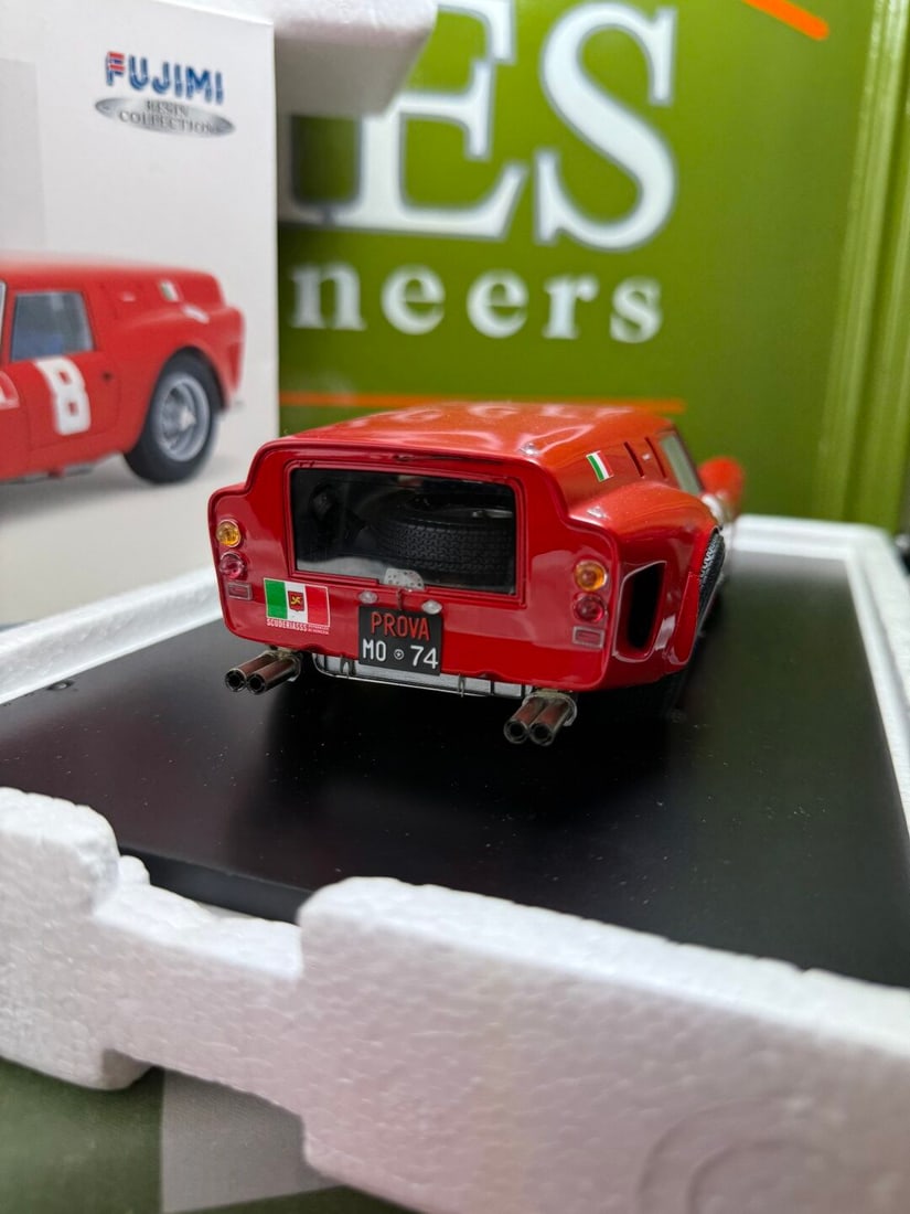 Super Rare-Fujimi 1:18 Scale Resin Collection FJM1218001 1962 Ferrari 250GT Breadvan 8 Guards Trophy - 11