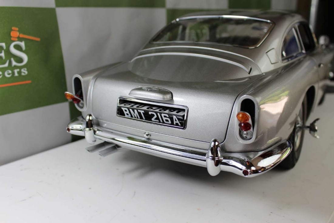 Hand Built Eaglemoss 1:8 Scale James Bond 1964 Aston Martin DB5, Goldfinger, Thunderball etc +Case - 4