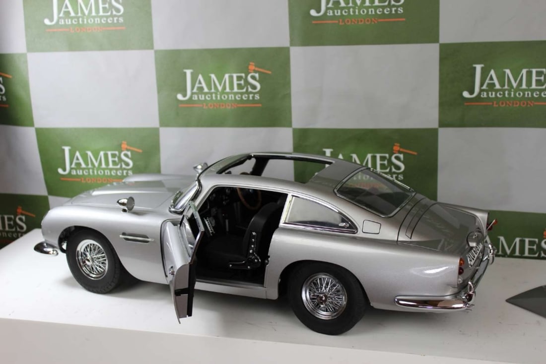 Hand Built Eaglemoss 1:8 Scale James Bond 1964 Aston Martin DB5, Goldfinger, Thunderball etc +Case - 6