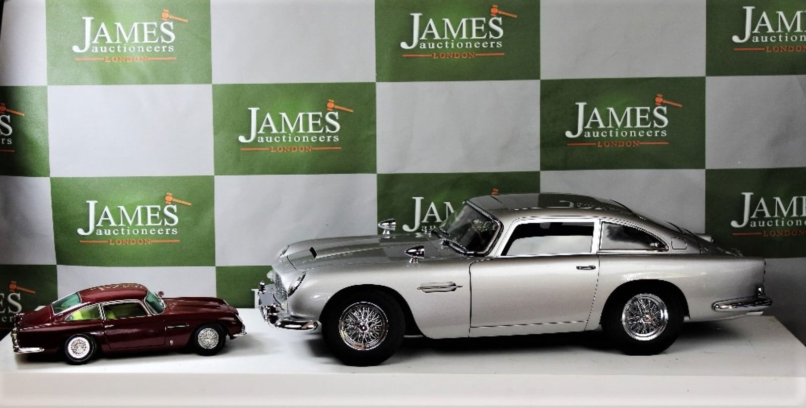 Hand Built Eaglemoss 1:8 Scale James Bond 1964 Aston Martin DB5, Goldfinger, Thunderball etc +Case - 8