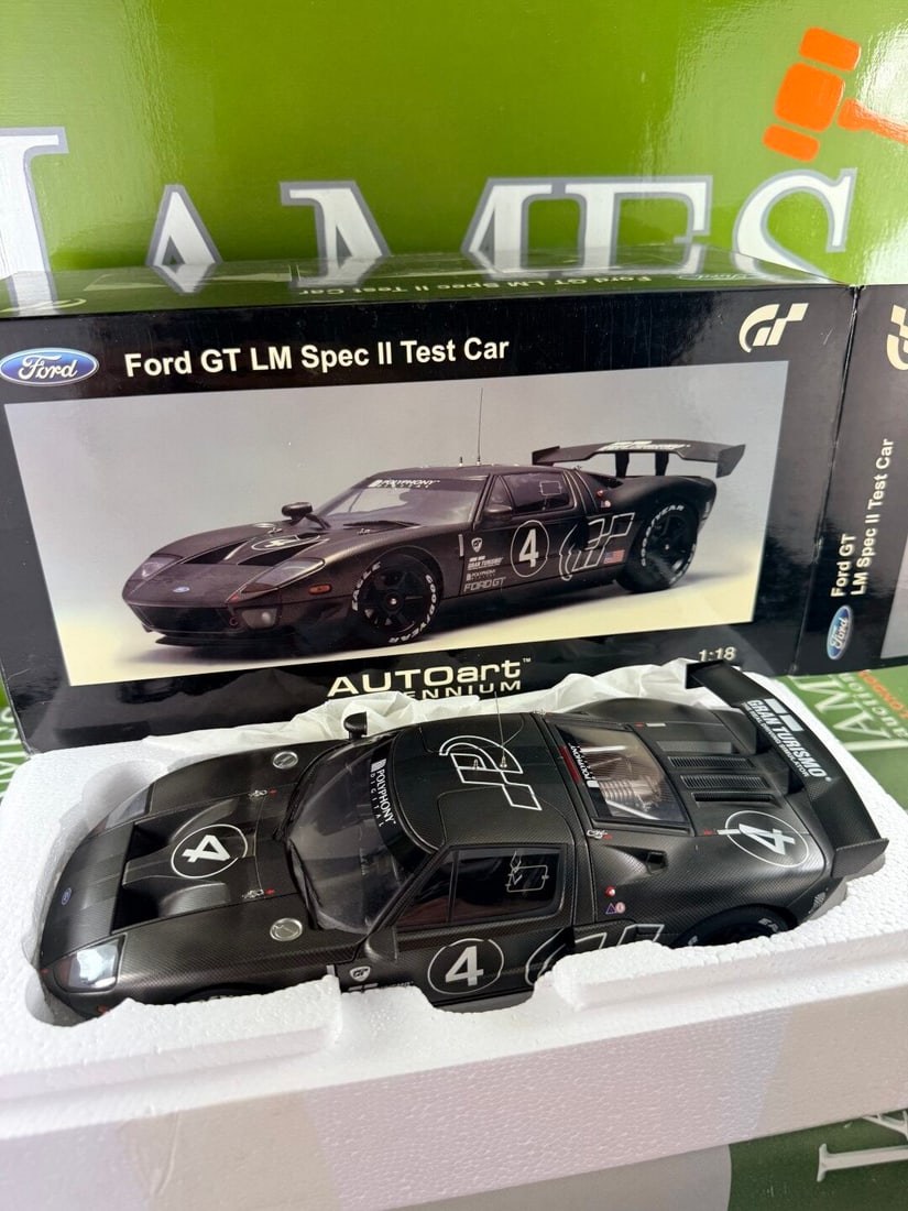 Autoart-1:18 Ford GT LM Spec II Test Car by MIllennium (1 of 9)