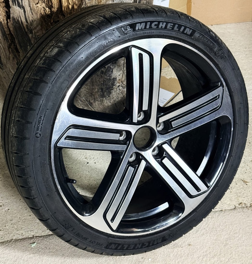 VW Golf R MK7 Cadiz Alloy Wheel With Michein SportTyre 18 VW 225/40 R18 (1 of 3)