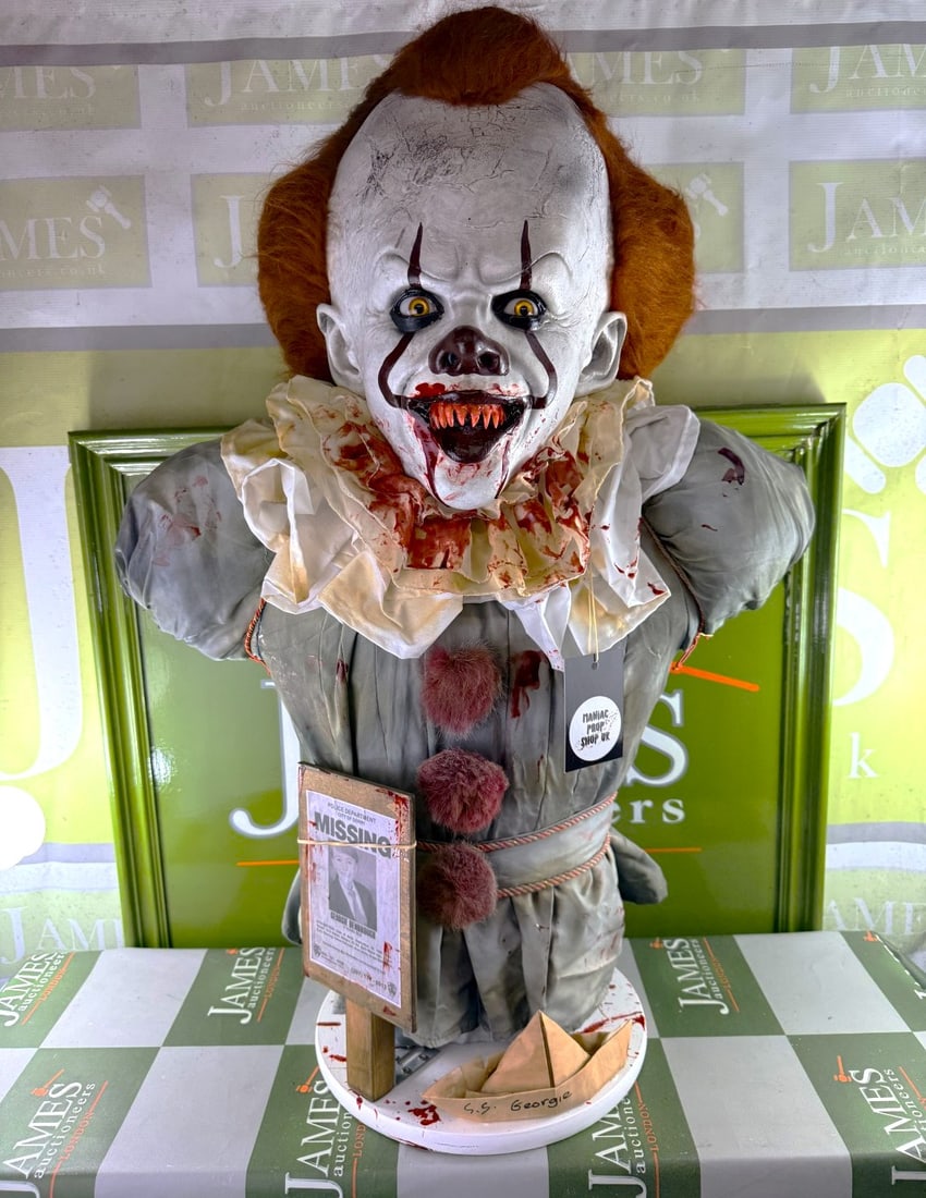 Maniac Prop Shop UK IT Pennywise (Bloody) 1:1 Scale Horror Torso Bust: Maniac Prop Shop UK IT "Pennywise" (Bloody) 1:1 scale Horror Torso Bust, stunning detail .