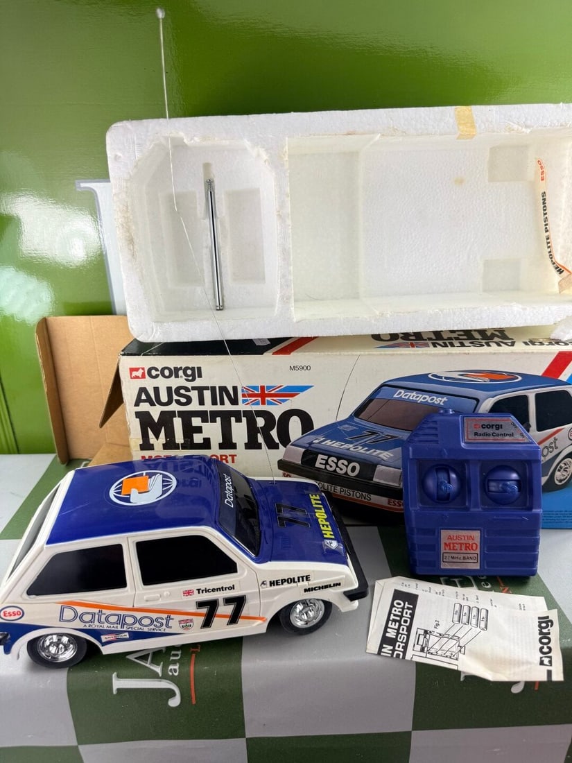 Corgi Large Scale Remote Control Vintage Austin Metro Motorsport 1981 (1 of 6)