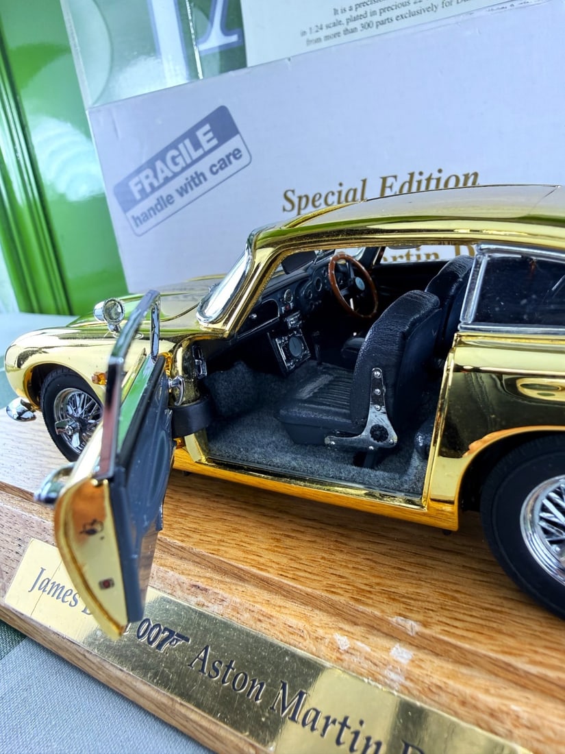 A Ltd Edition 22 Carat Gold Plated James Bond Aston Martin DB5 - 6