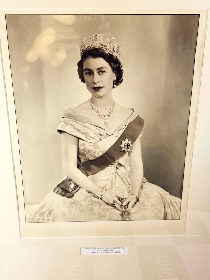 Queen Elizabeth II -Vintage Lithograph Signed Elizabeth R Dated 1956- Wilding (Dorothy) Portrait - 2