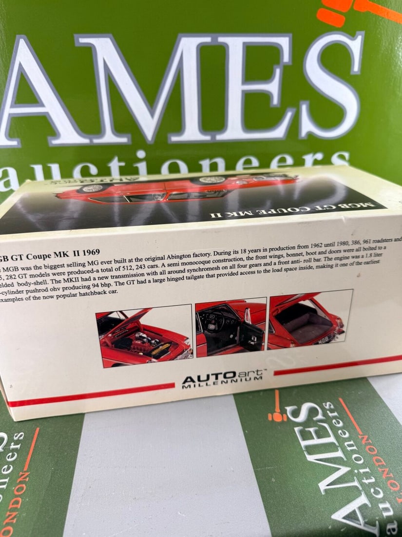 Autoart-1:18 scale MGB GT Coupe Mk II-Mint Example. - 4