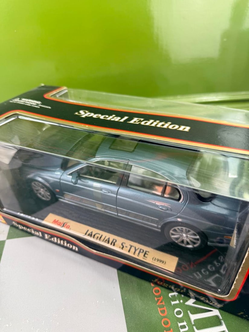 Maisto 1:18 Scale Jaguar S Type Special Edition - 4