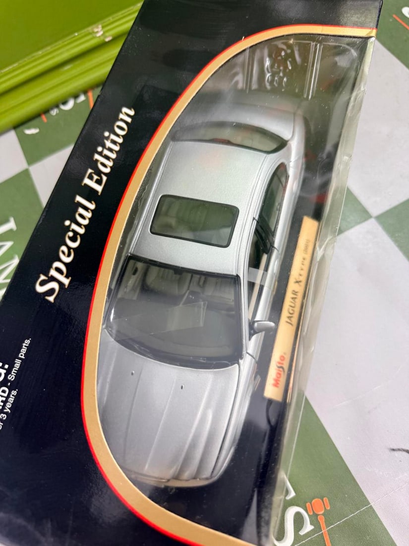 Maisto Jaguar X Type 2001 Special Edition 1:18 Scale - 2