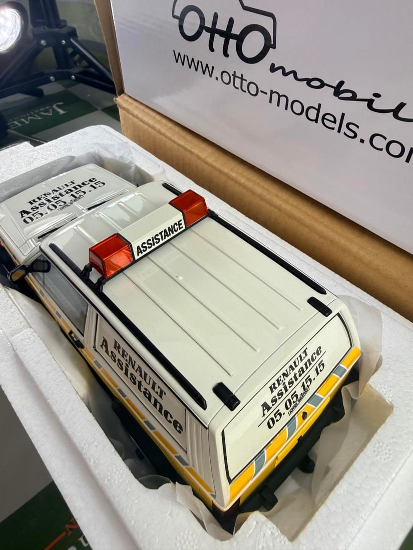 Otto Mobile 1:18 Scale Die Cast Renault Assistance Jeep Truck - 2