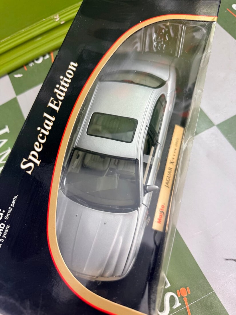 Maisto Jaguar X Type 2001 Special Edition 1:18 Scale - 4