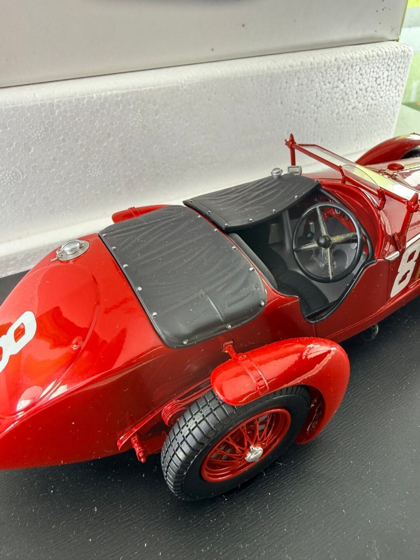 Spark Model (Minimax) 1:18 Scale Alfa Romeo 8C 1932 Le Mans Winner - 4