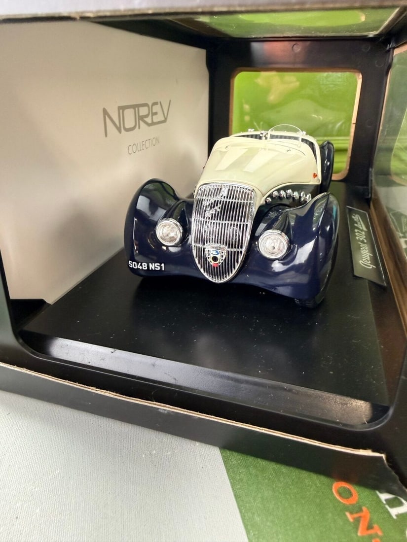 Auto Art 1:18 Die Cast Scale Peugeot 302 Norev Collection - 2
