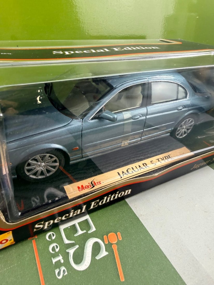 Maisto 1:18 Scale Jaguar S Type Special Edition - 2