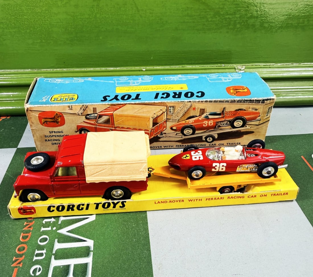 Boxed Corgi Gift Set Number 17, A Land-Rover With Ferrari Racing Car On Trailer (1 of 6)