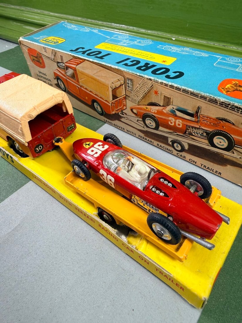 Boxed Corgi Gift Set Number 17, A Land-Rover With Ferrari Racing Car On Trailer - 4
