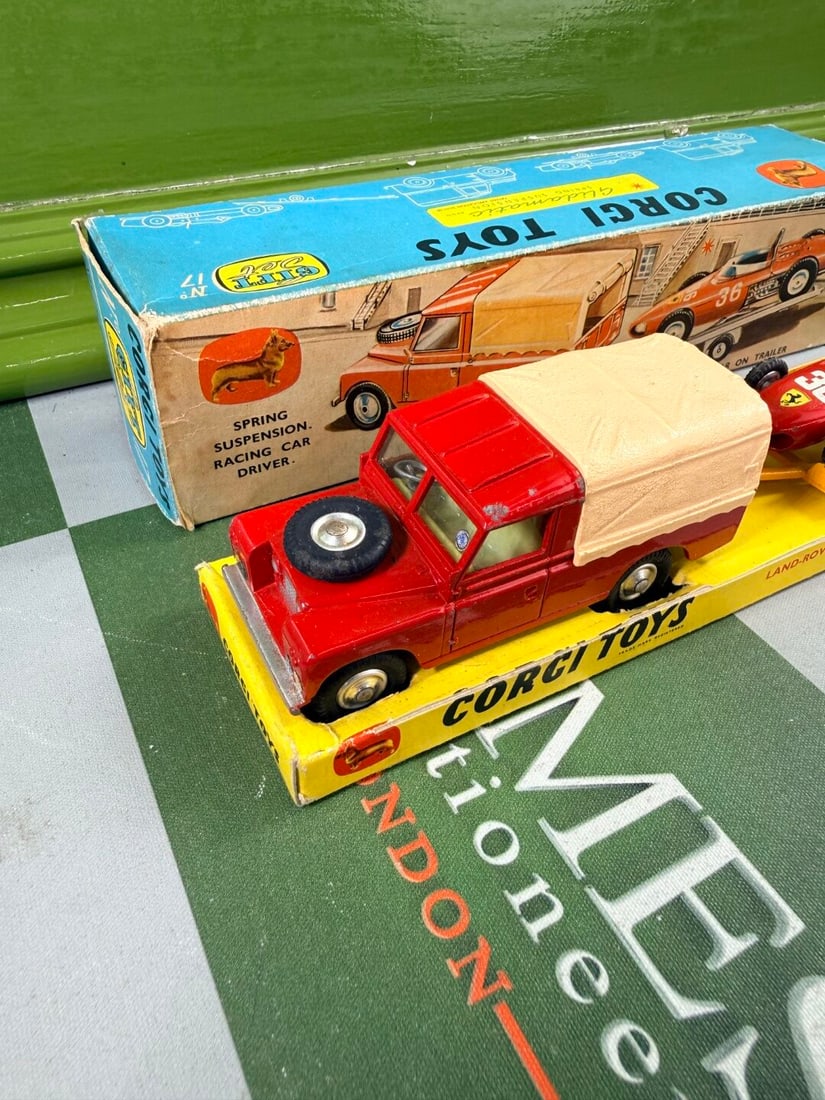 Boxed Corgi Gift Set Number 17, A Land-Rover With Ferrari Racing Car On Trailer - 5